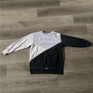 GreenTea Women’s Crewneck Sweater - Black and White